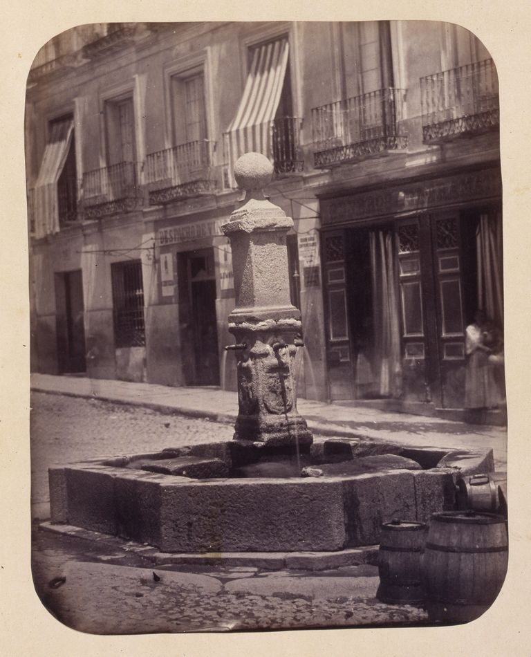 Fuente vecinal en la Calle de Santa Isabel