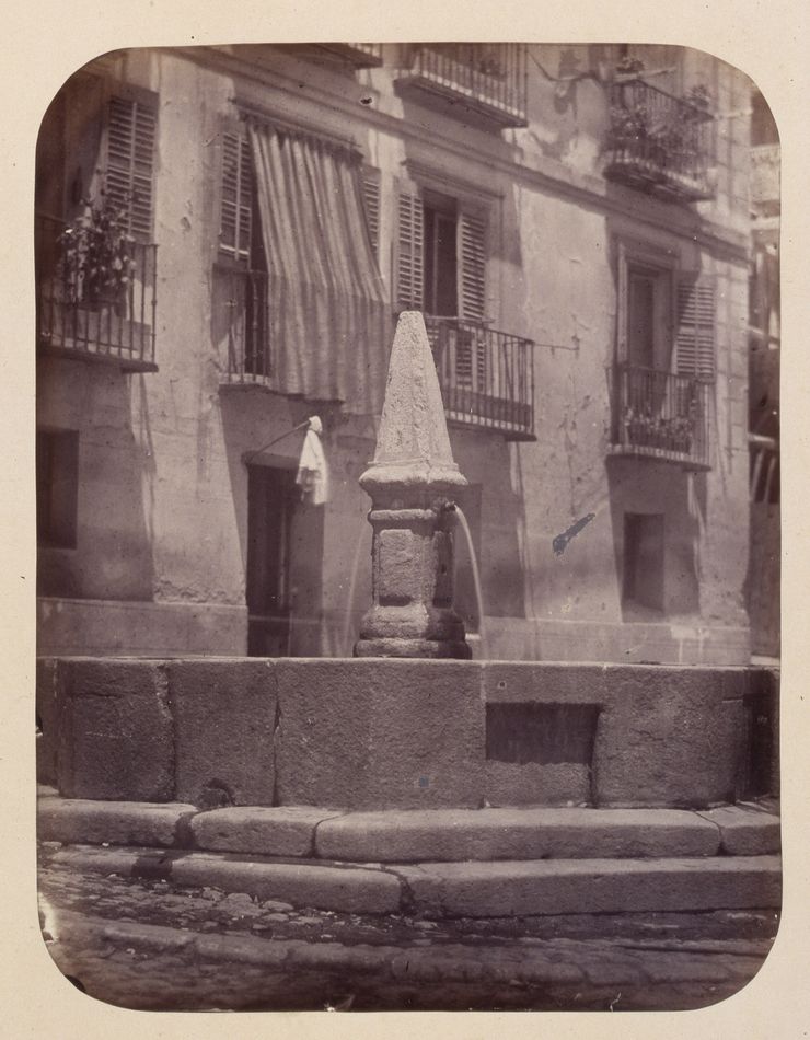 Fuente vecinal en la Calle de Embajadores