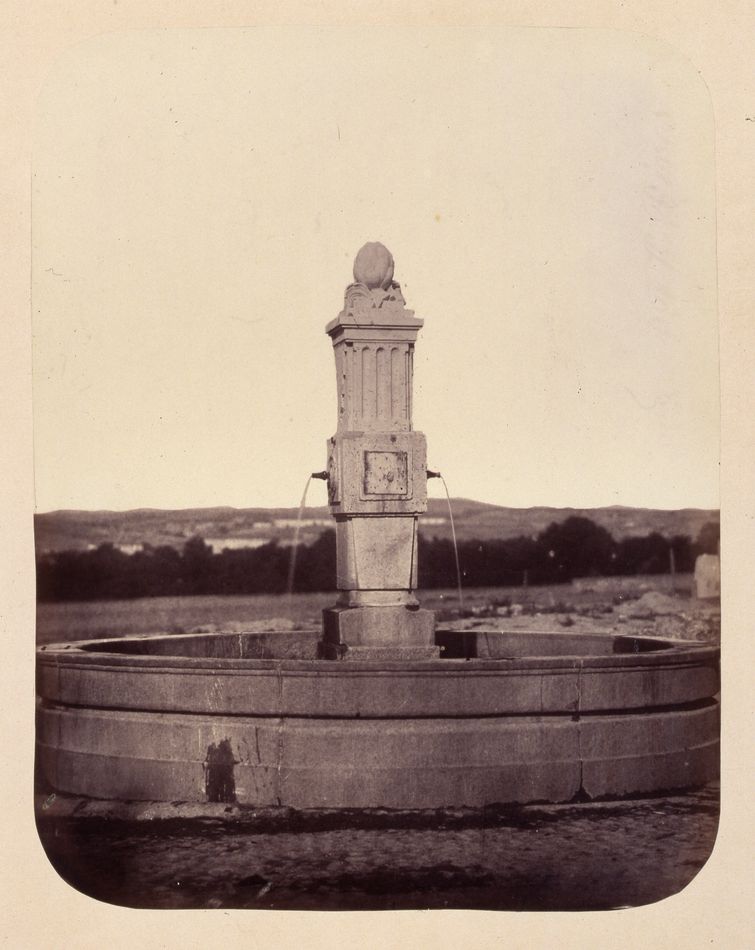 Fuente vecinal en la Plaza del Barrio de las Peuelas