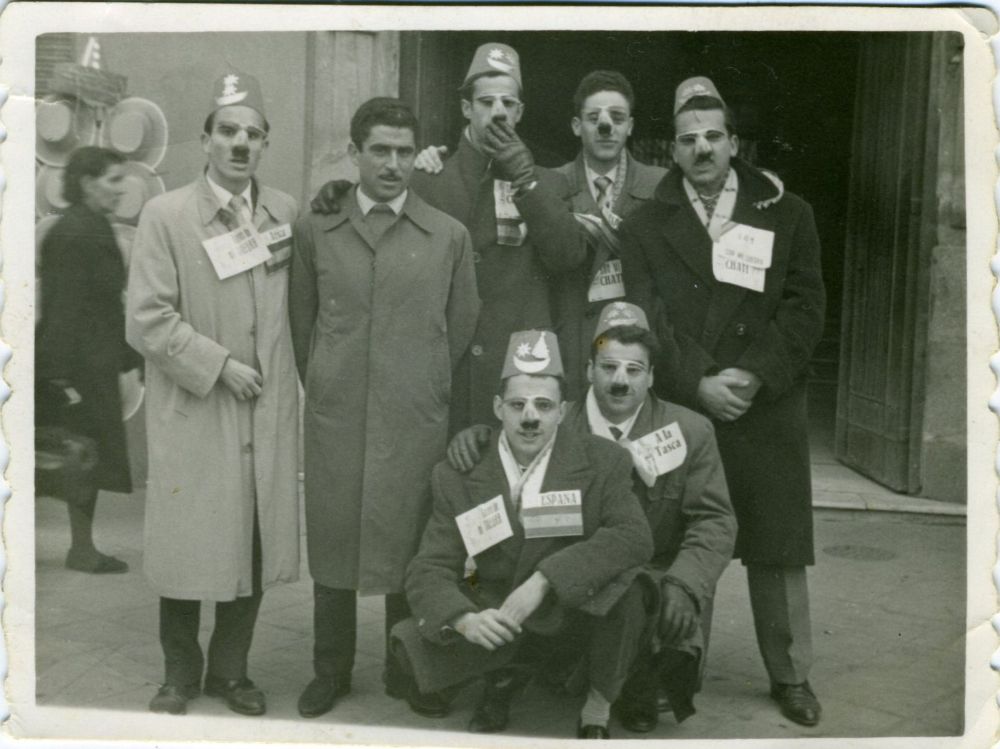 Los quintos de 1956 celebran tras conocer sus destinos del sorteo del Servicio Militar