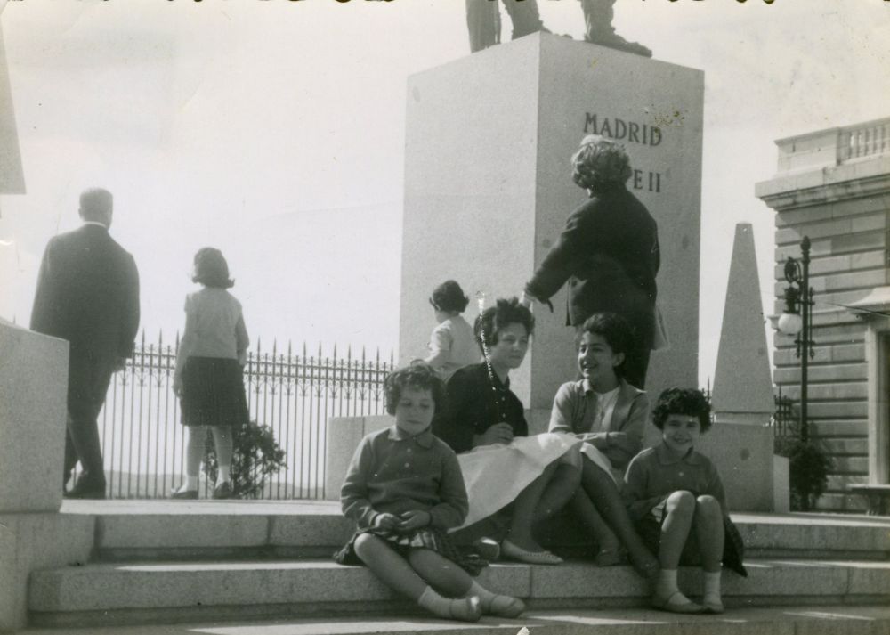 Santiaga González con sus hijas Julia, Mª Luisa y Margarita Peña en la plaza de la Armería