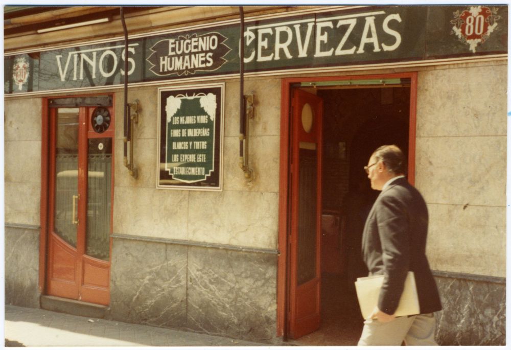 Fachada de la taberna de Eugenio Humanes