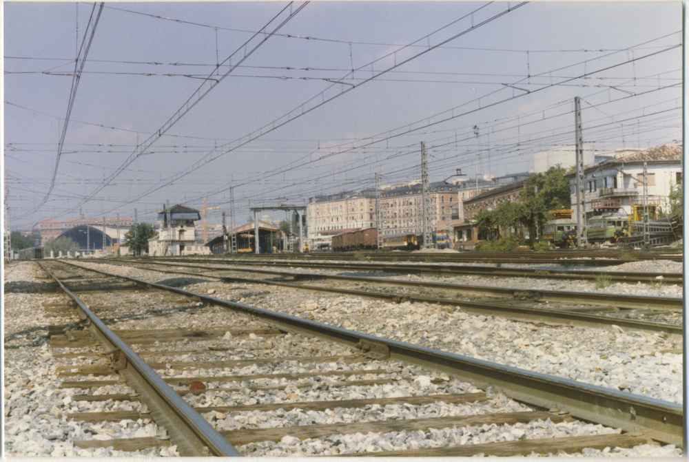 Avenida Ciudad de Barcelona desde las vas del tren