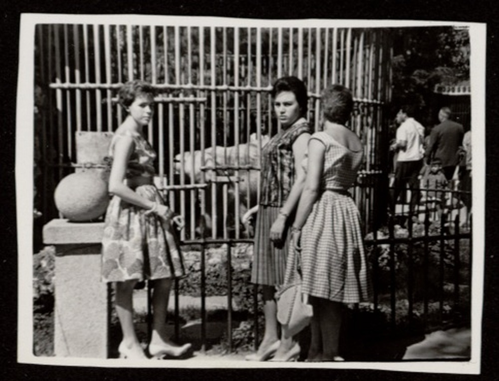 Tres hermanas en la Casa de Fieras del Retiro