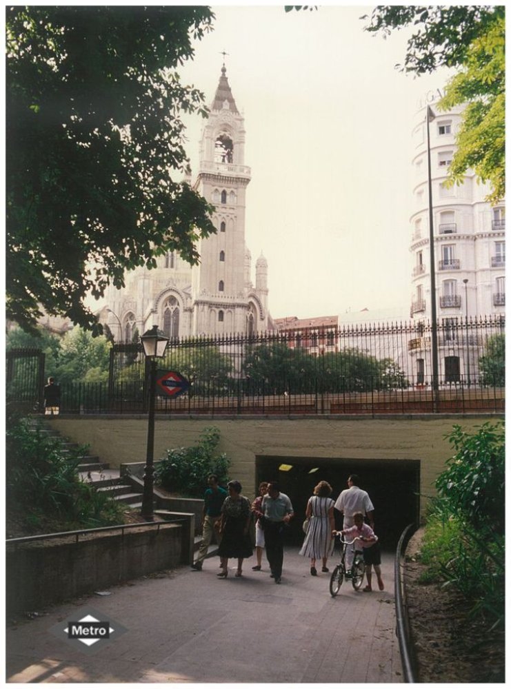 Paso subterrneo al parque del Retiro