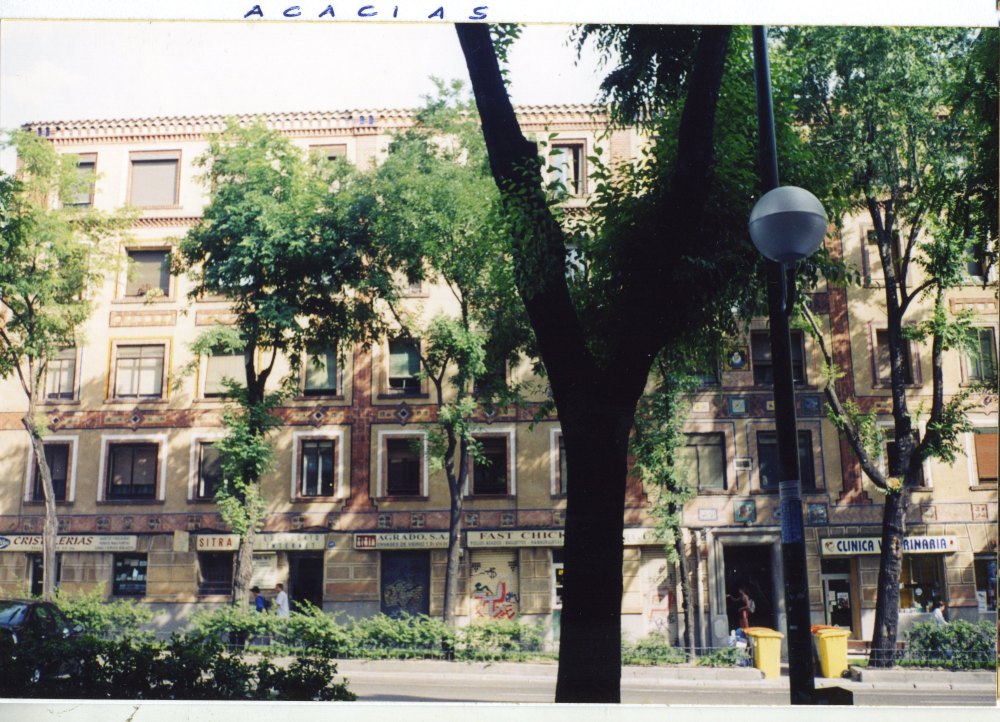 Edificio con azulejos del Quijote en el paseo de las Acacias