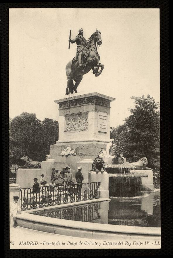 Fuente de la Plaza de Oriente y estatua del rey Felipe IV