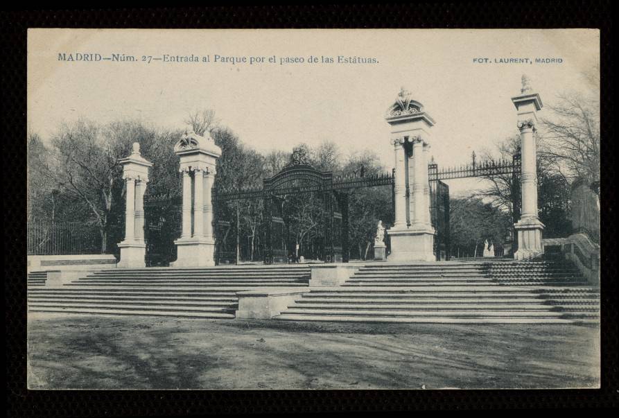 Entrada al Parque por el Paseo de las Estatuas