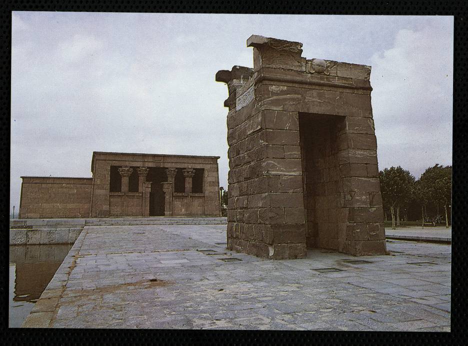 Pilono y fachada principal del Templo de Debod