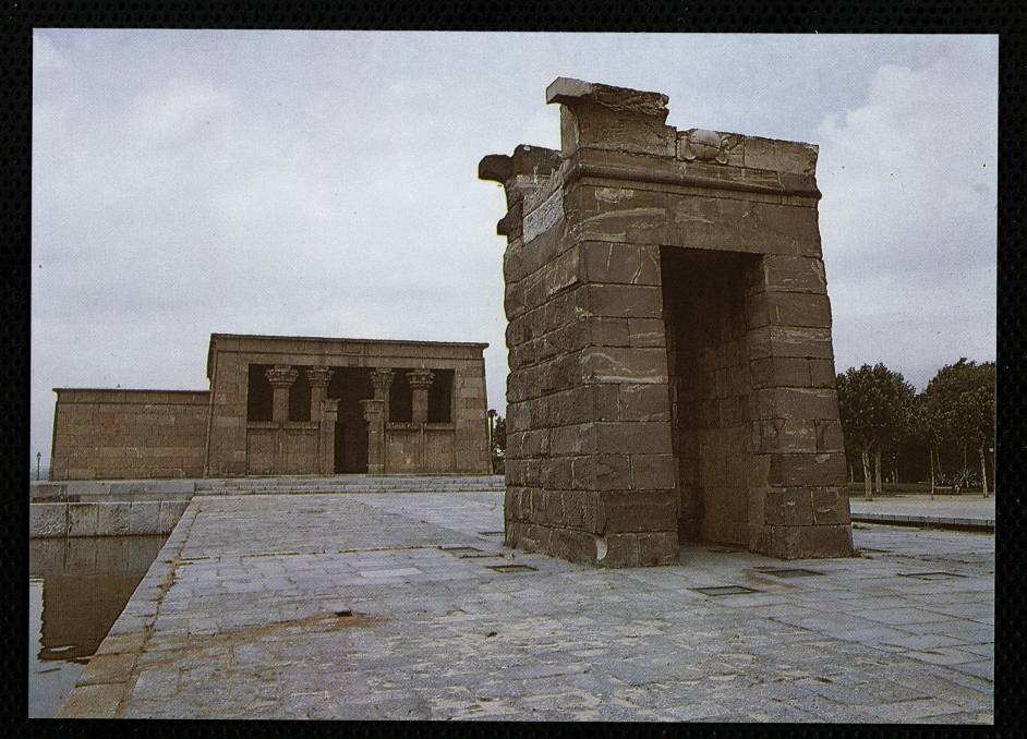 Pilono y fachada principal del Templo de Debod