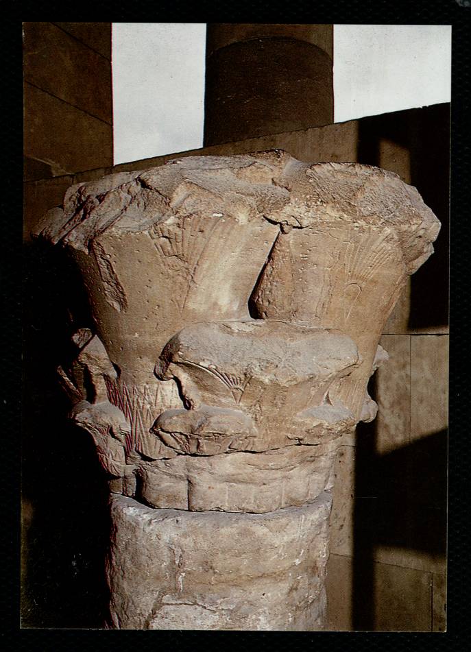 Detalle de columna de la fachada principal del Templo de Debod