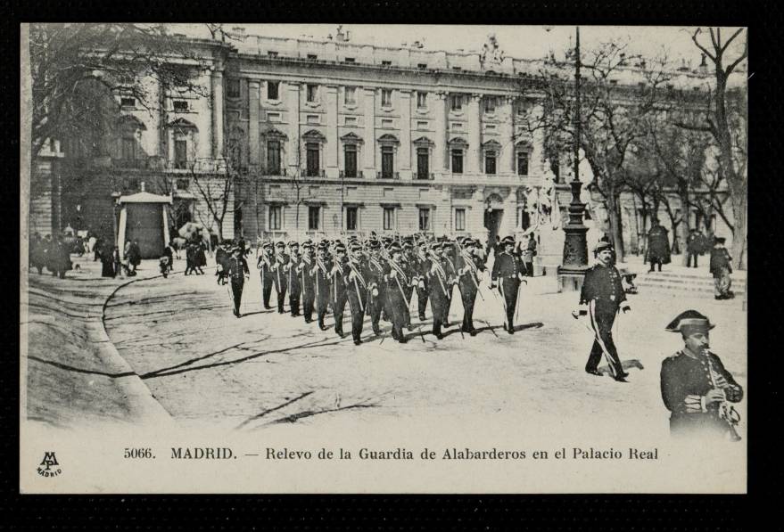 Relevo de la Guardia de Alabarderos en el Real Palacio