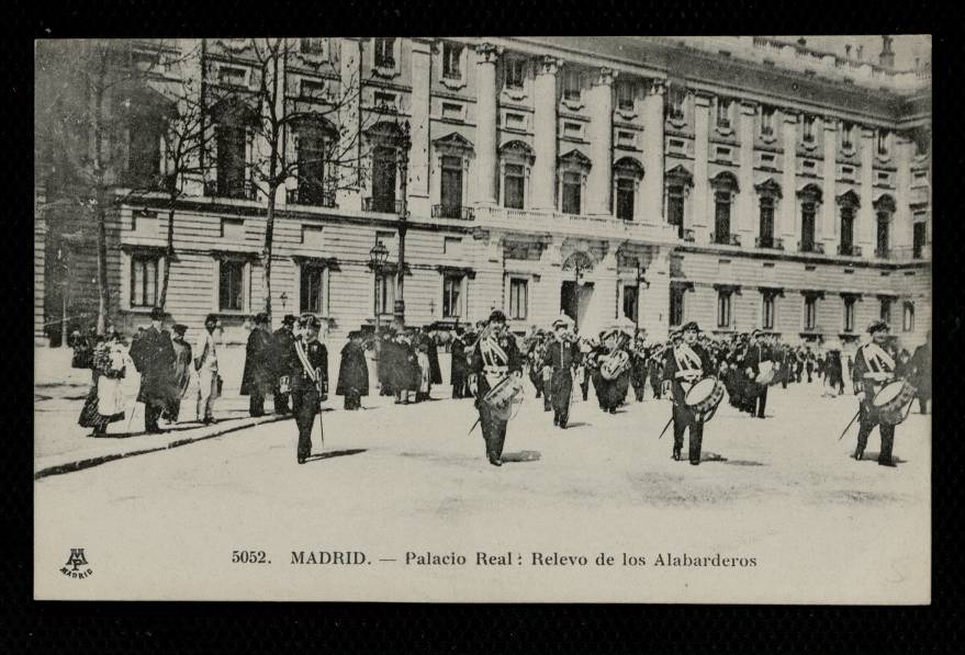 Real Palacio. Relevo de los Alabarderos