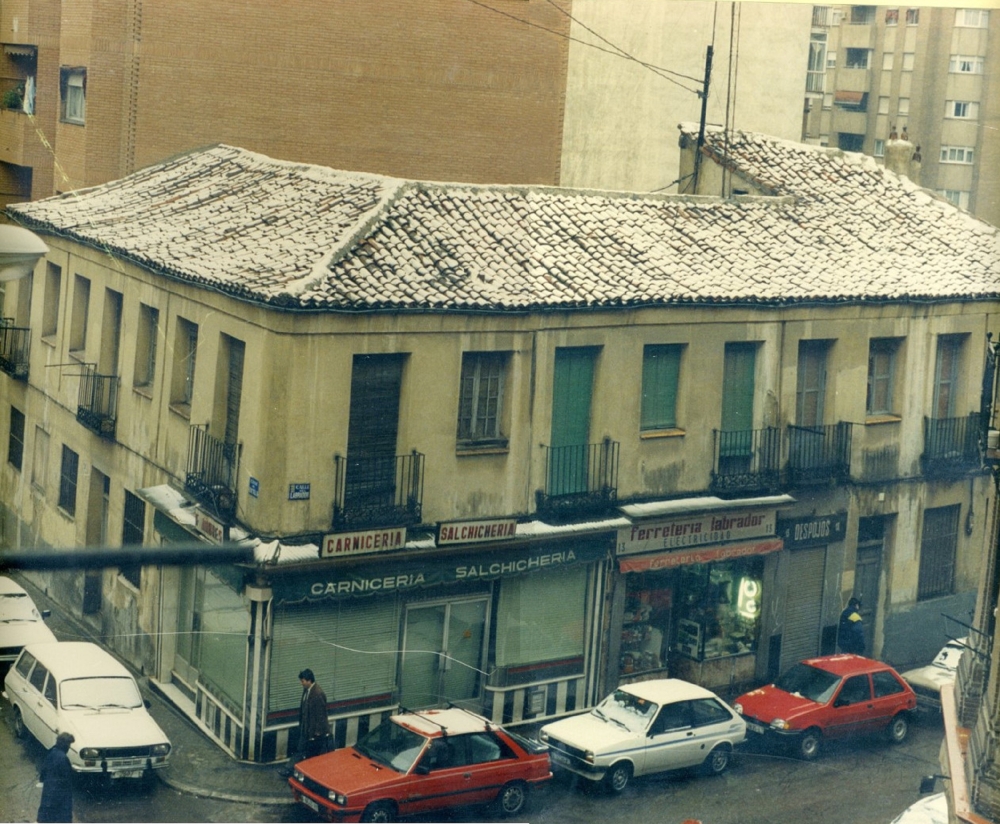 Dos comercios en la calle Labrador