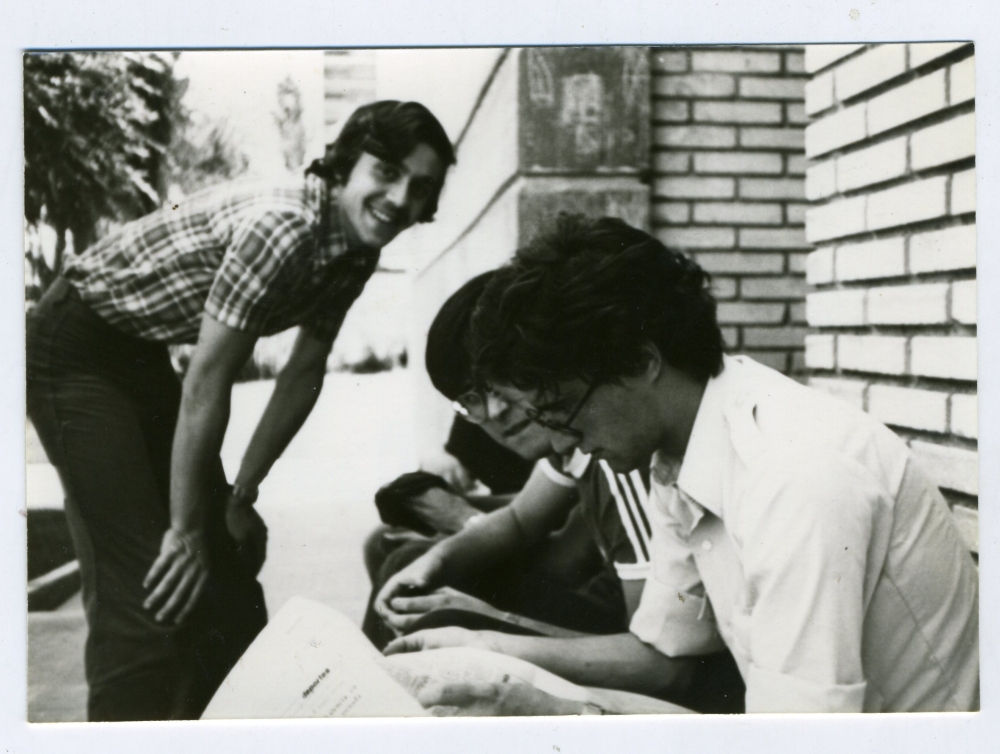 ngel Barbero con unos amigos en el barrio de San Bruno
