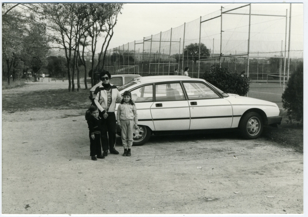 Charo con sus hijos junto a las canchas de tenis de la Casa de Campo
