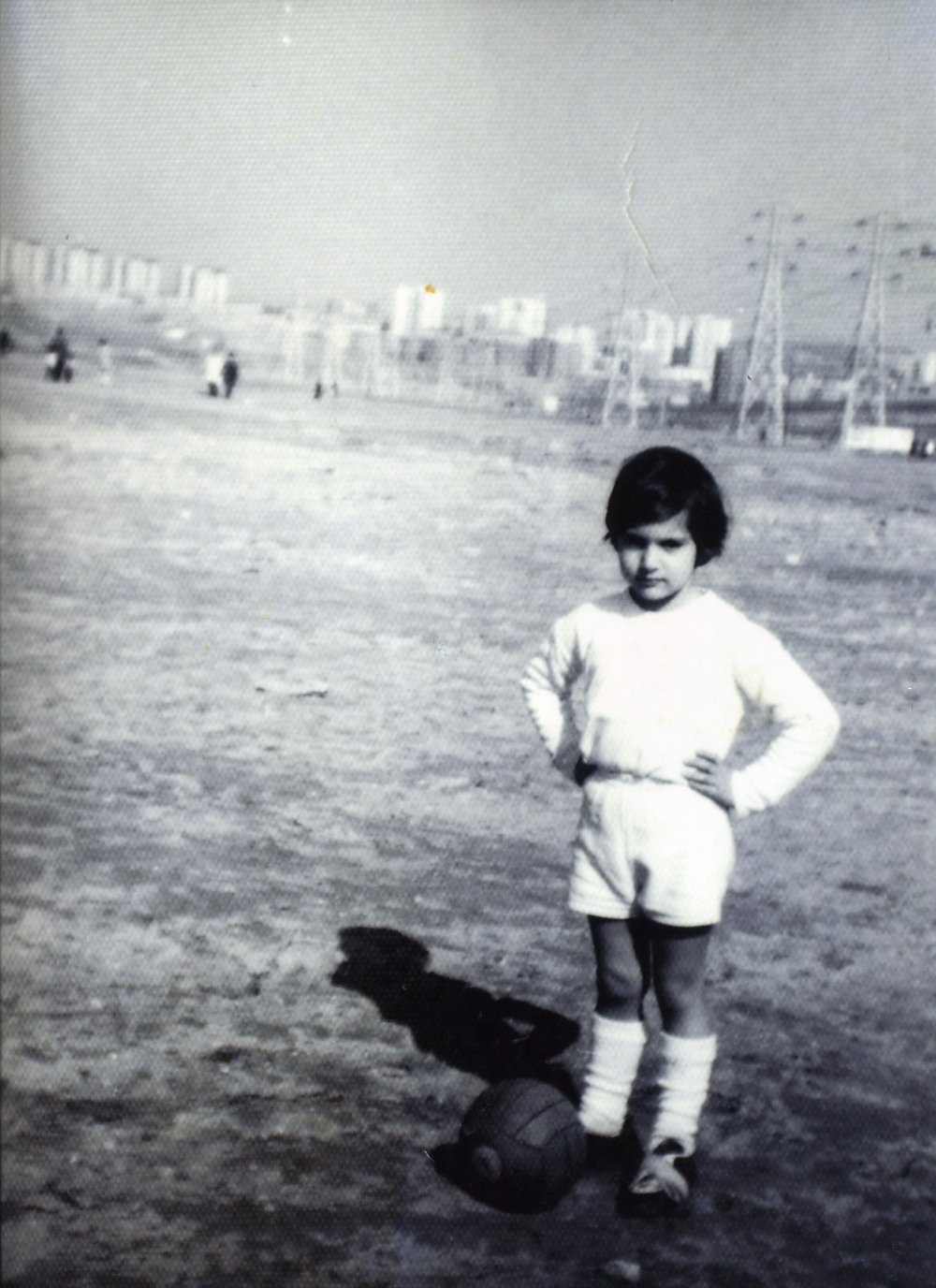 Nio jugando a la pelota en el Parque Aluche