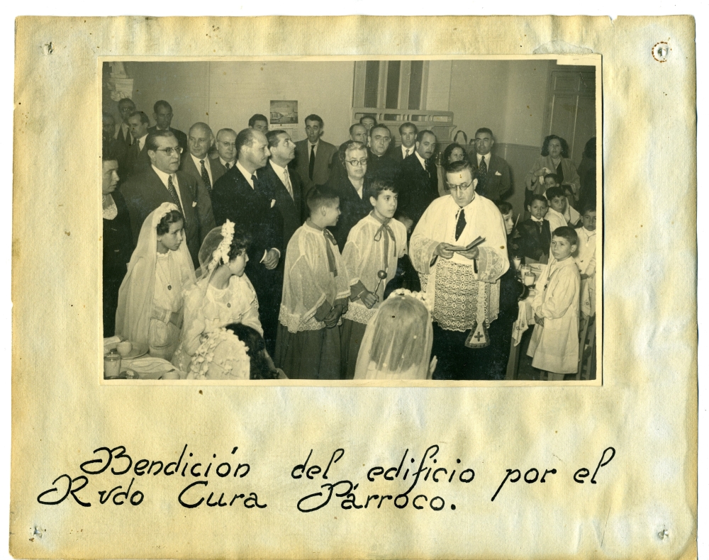 El Prroco bendice el grupo escolar San Eugenio y San Isidro