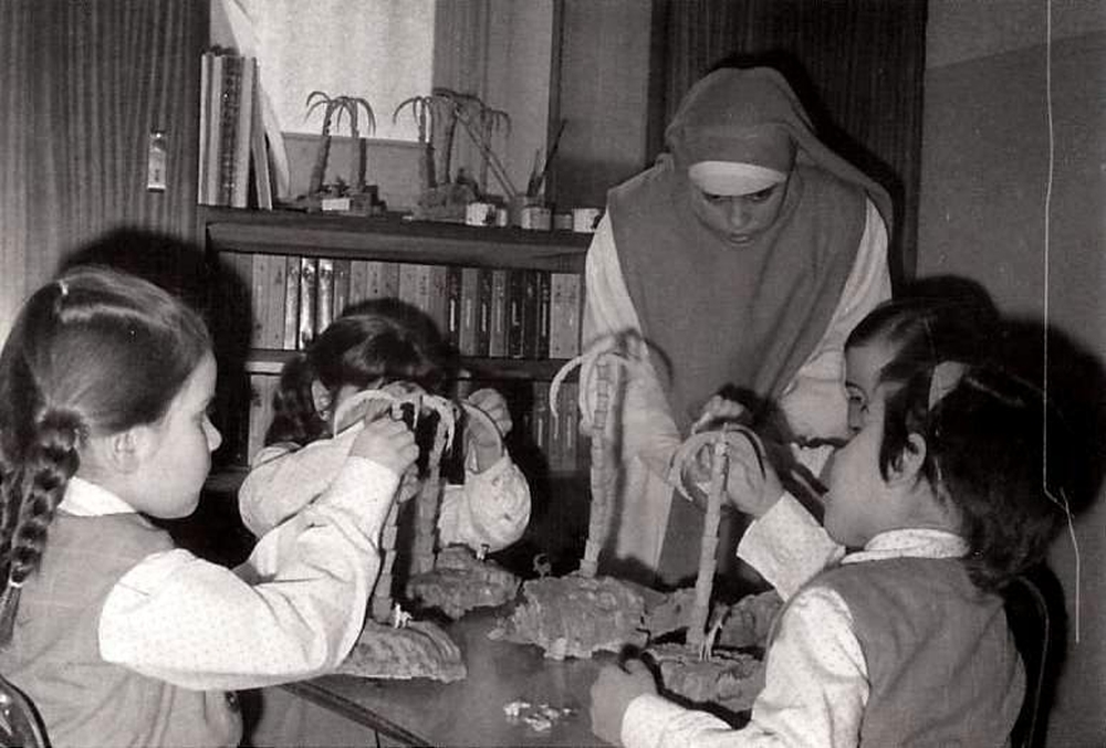 Almudena en clase de manualidades