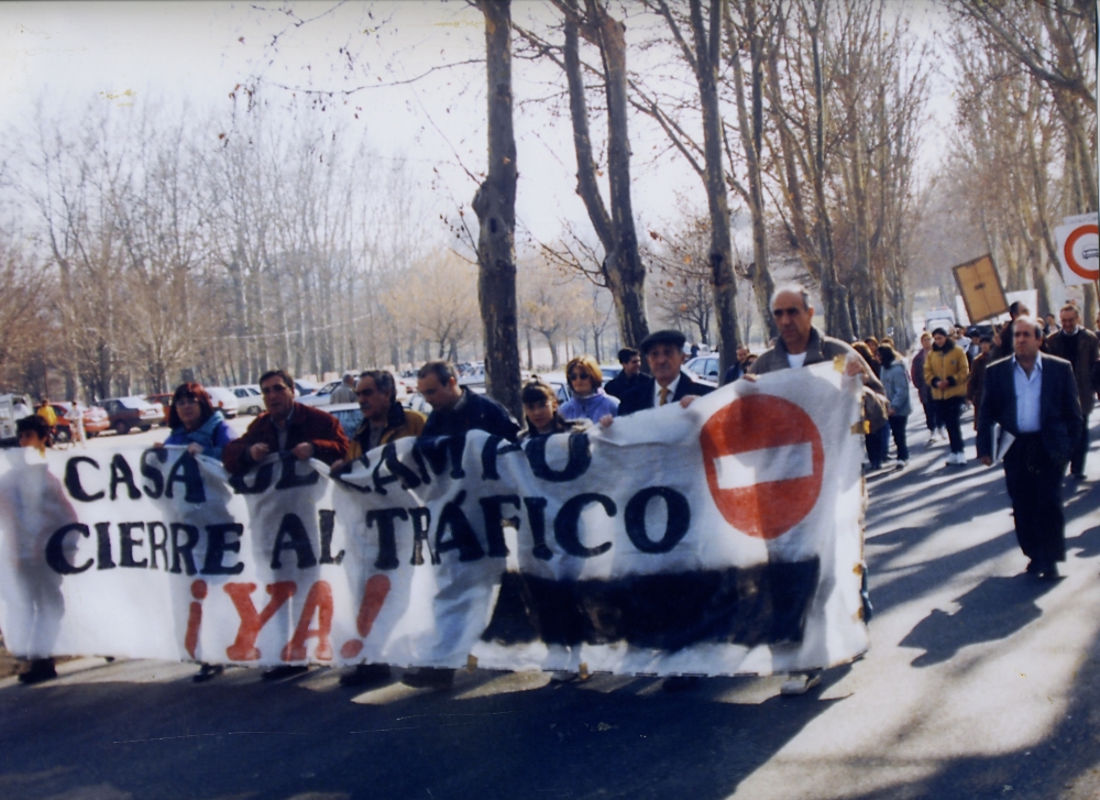 Manifestacin reclamando el cierre al trfico de la Casa de Campo