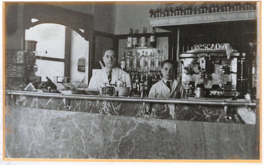 Cruz Benito y su hijo Pepito en la barra del Bar El Pescador