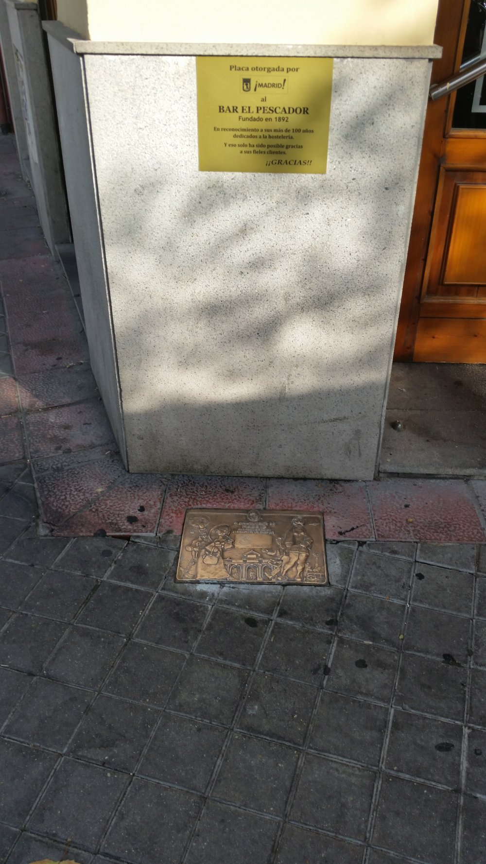 Placa que distingue como establecimiento centenario al Bar El Pescador