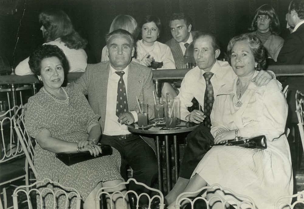 Dos parejas en una boda