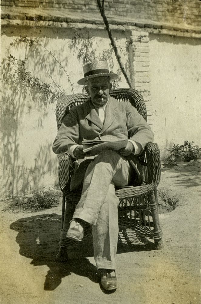 Eduardo Alameda leyendo