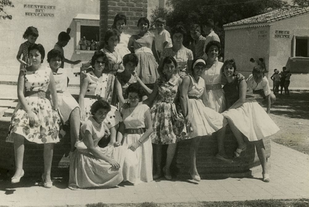 Amigas en la plaza del Buen camino en da de Fiesta