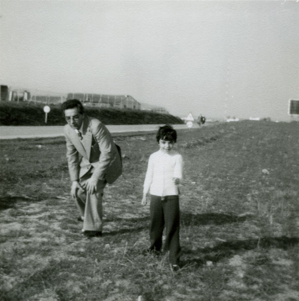 Isabel jugando a las carreras con su padre