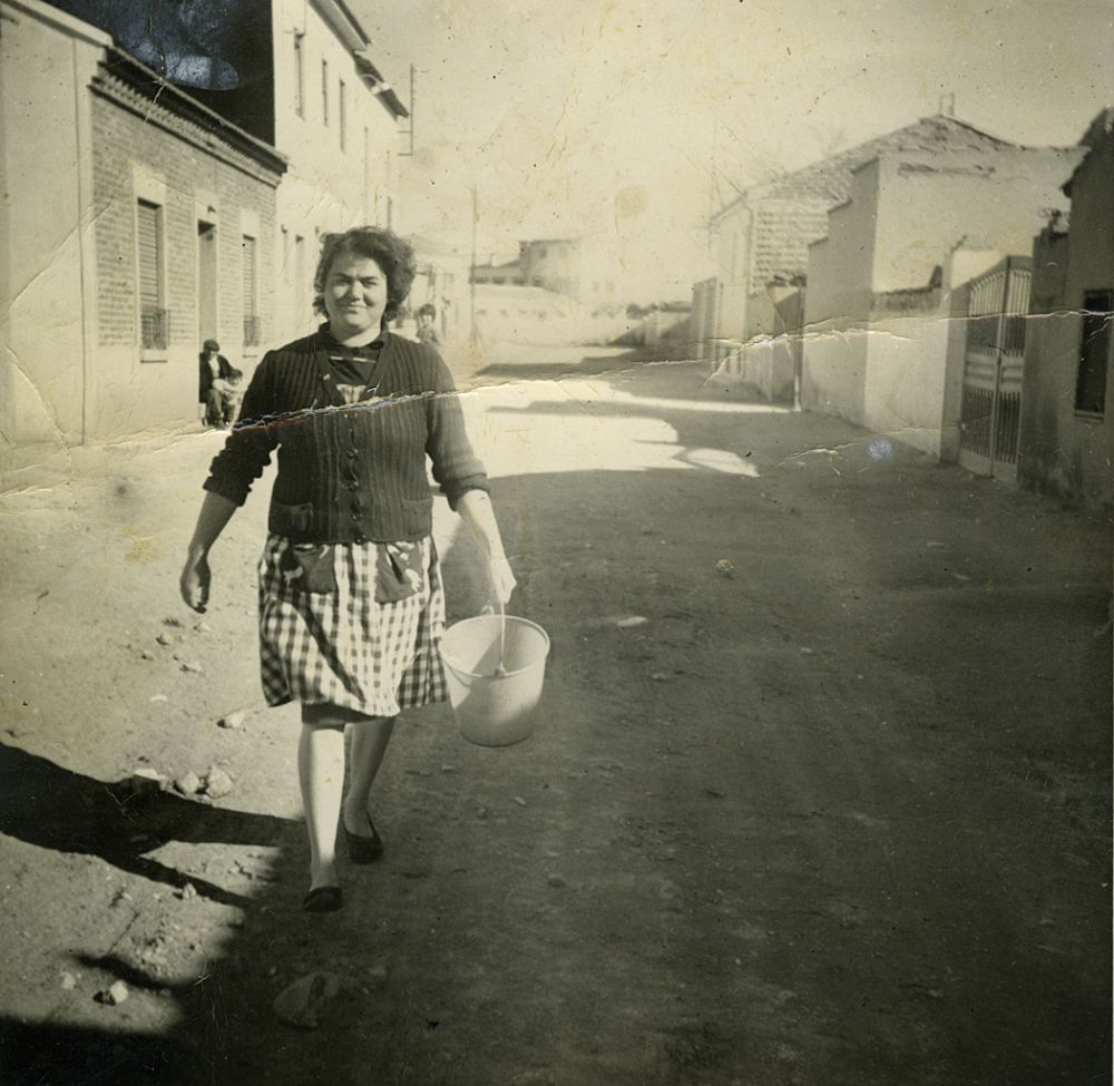 Mercedes yendo al pozo a por agua