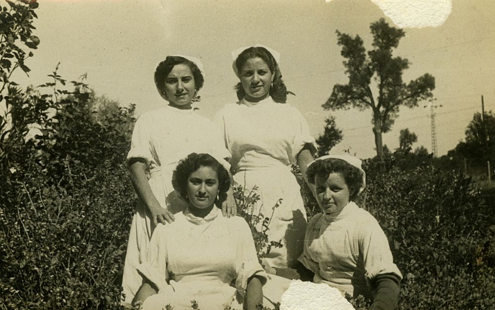 En los jardines del Instituto Llorente