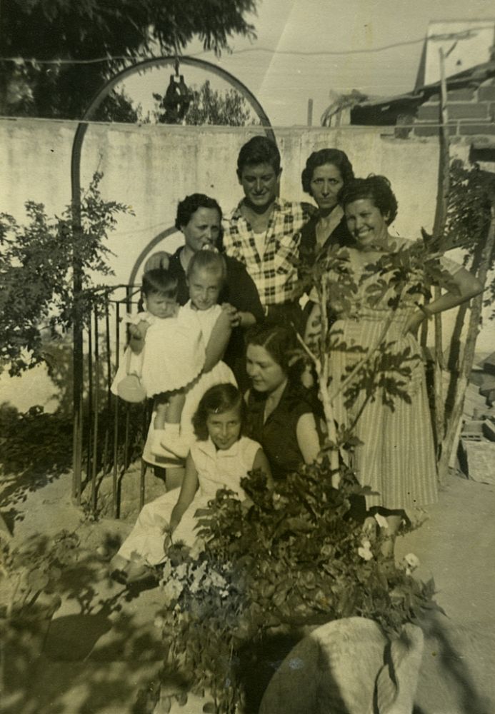 Familia Puertas en el patio de su casa