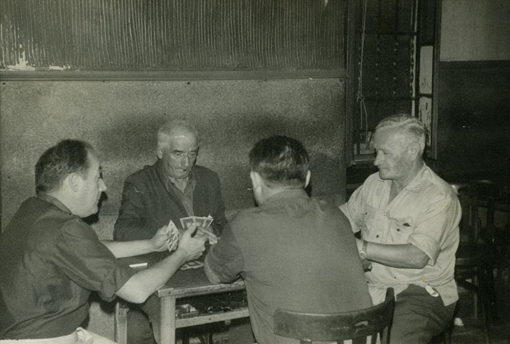 Jugando al tute en el bar Los Moscas