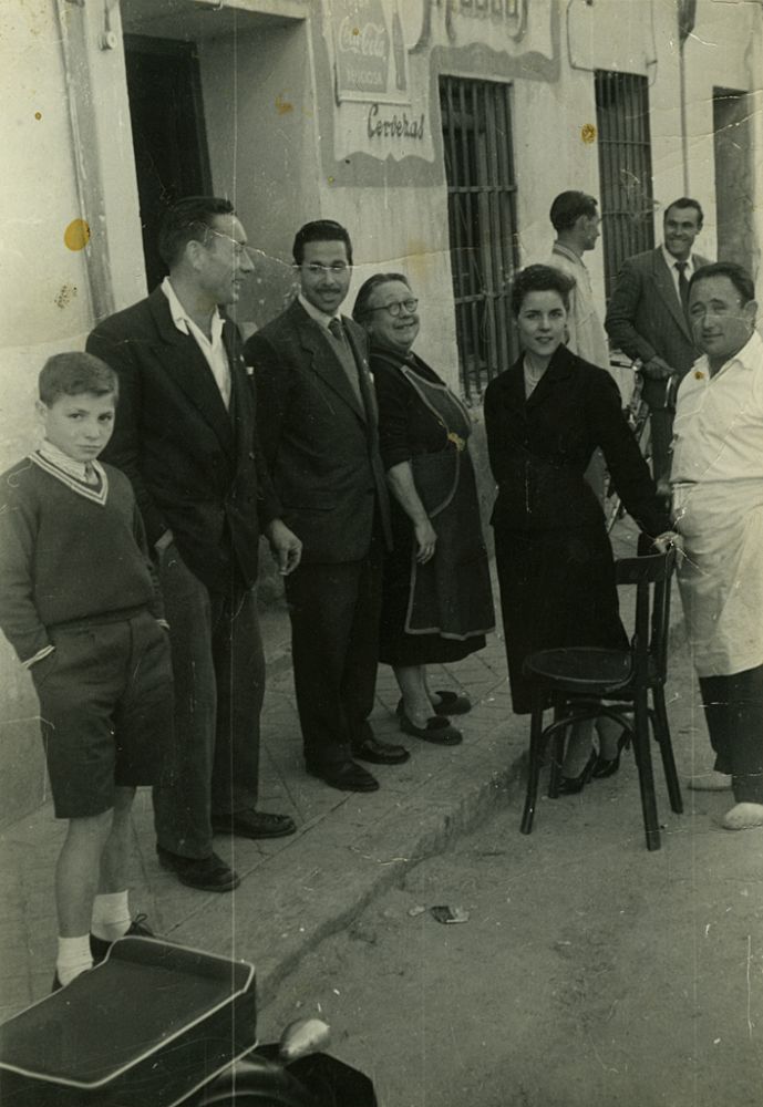 En la puerta de Los Moscas