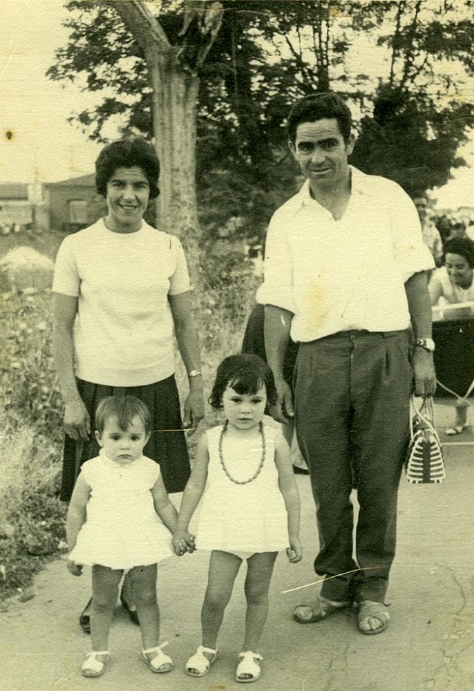 Isidro y Julia con sus hijas