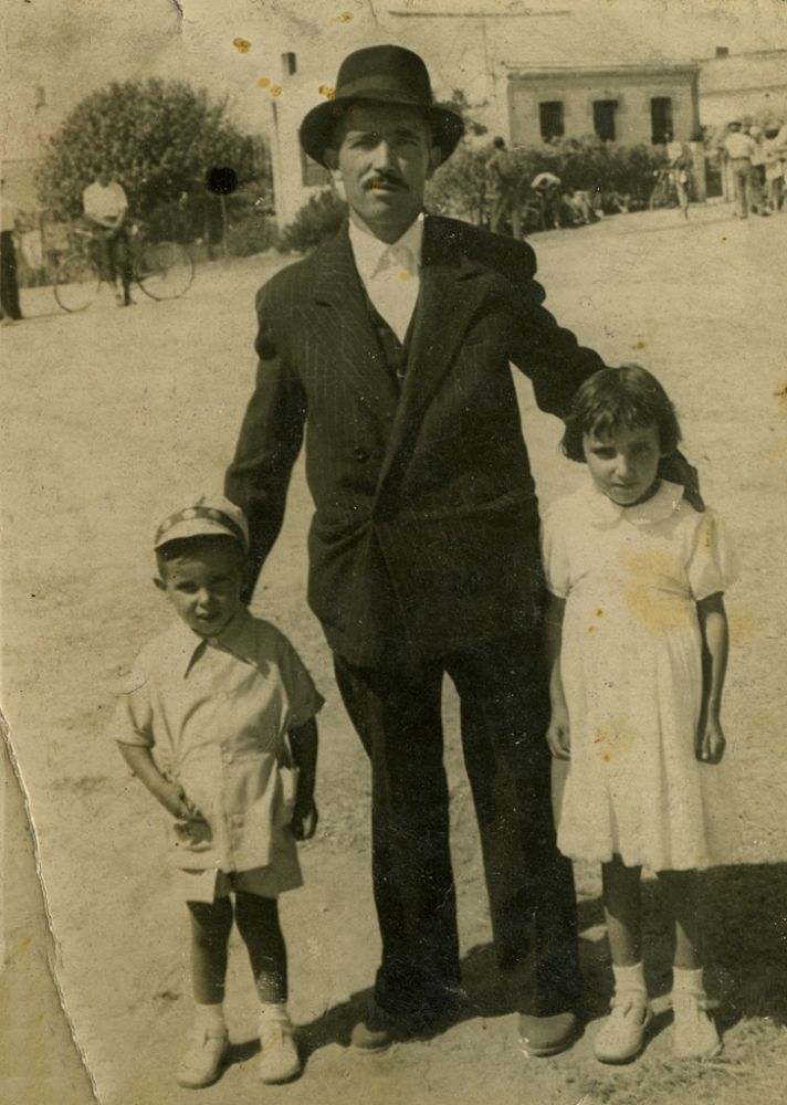 Antoln con sus hijos en el campo de ftbol