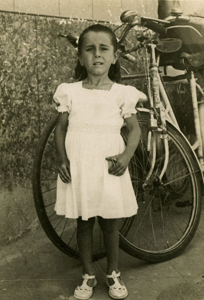 Teodora en la puerta de la lechera