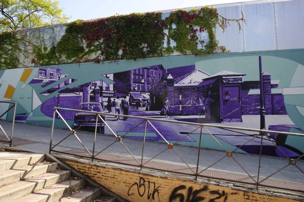 Mural del Centro deportivo Peuelas. Detalle del paso a nivel
