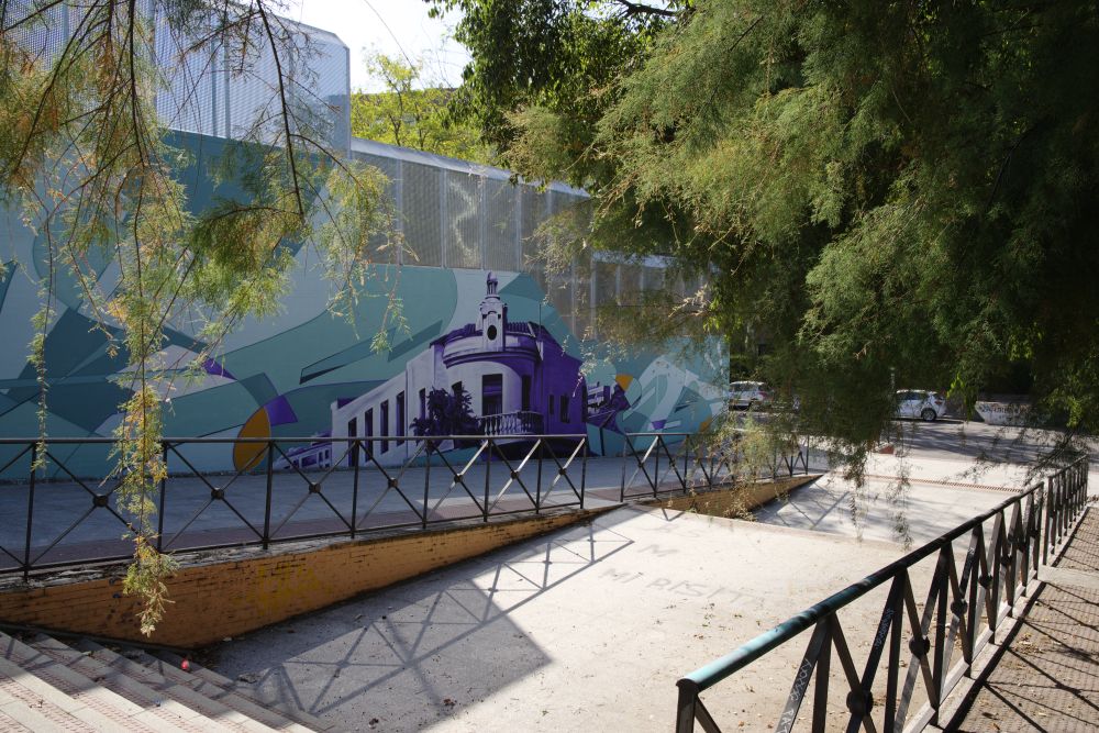 Mural del Centro Deportivo Peuelas. Detalle de edificio de la Estacin de las Peuelas