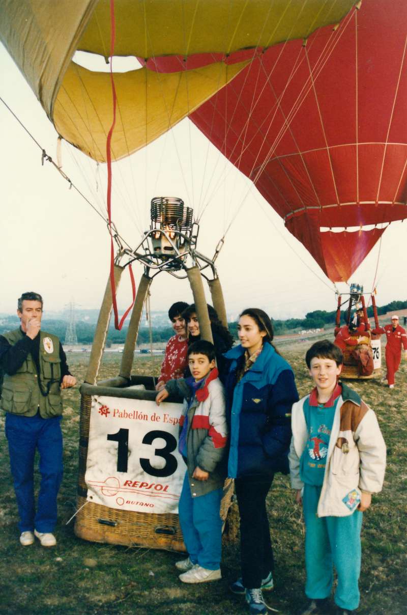 Diana y Pablo junto al globo ganador