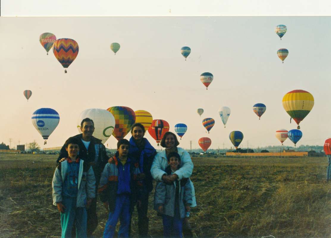 Los globos acompaan a la familia Buch