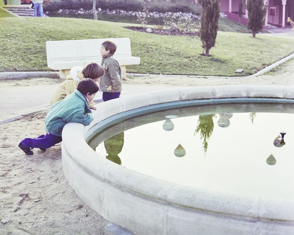 Joaqun mirando los peces de la fuente