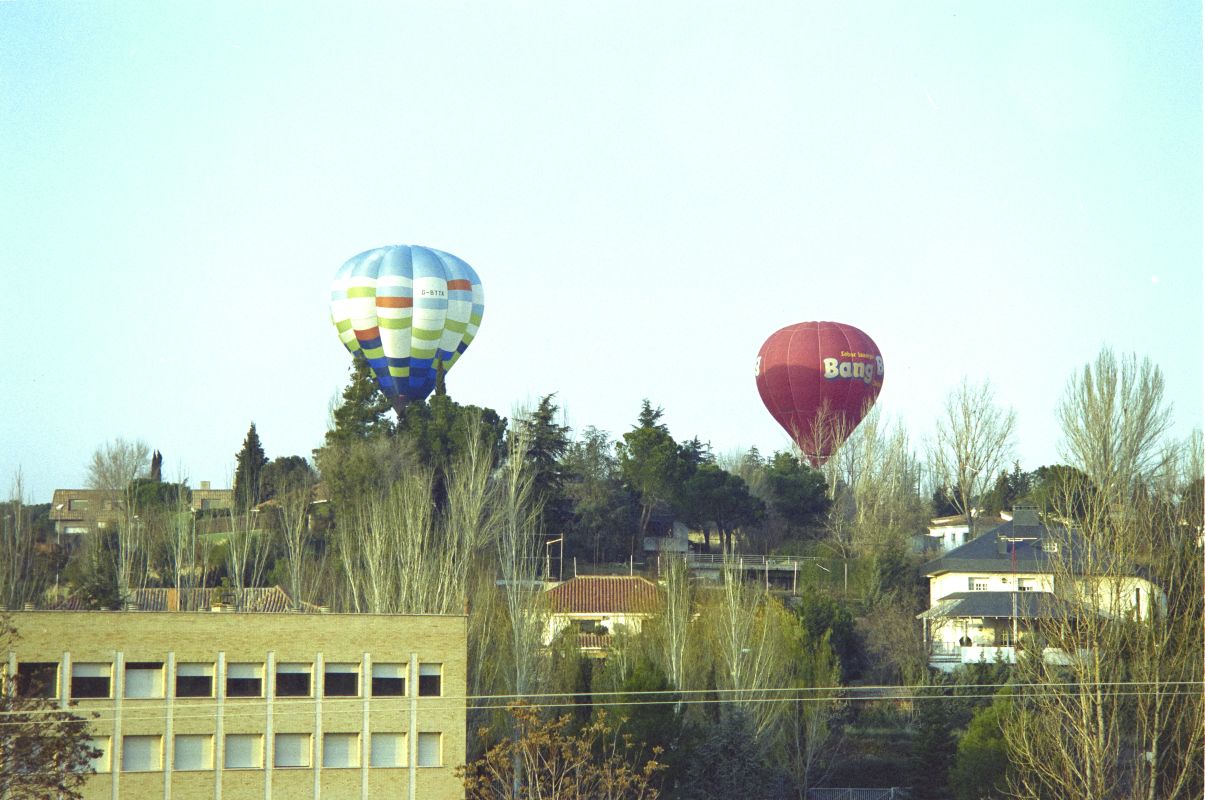 Dos globos aerostticos surcan el cielo