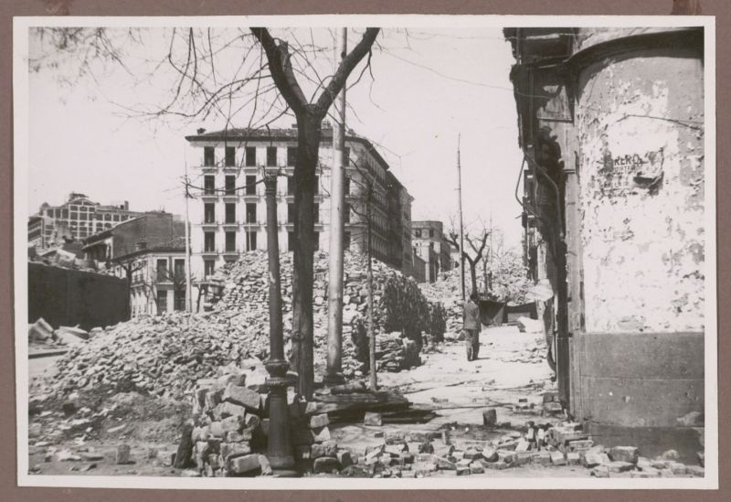 Calle de Ferraz con barricada