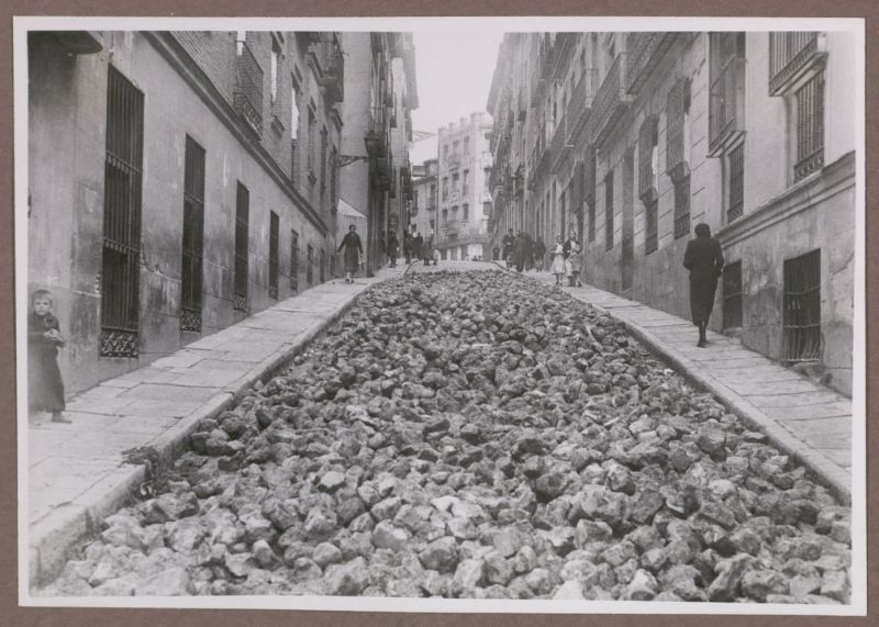 Calle de Tres Peces con adoquines