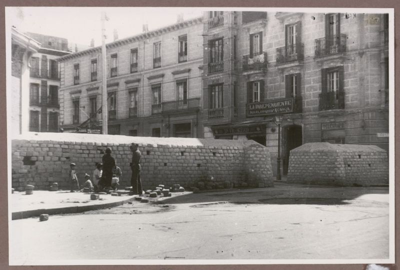 Carrera de San Francisco con muros de adoquines