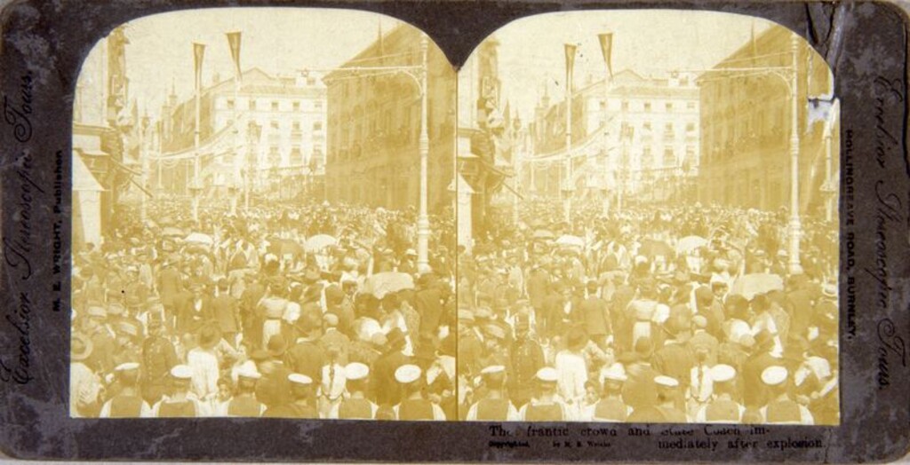 Miniatura de The frantic crowd and state coach immediately after explosion