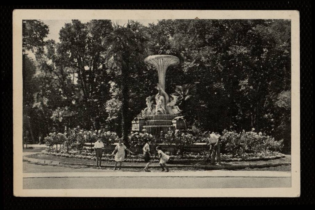 Miniatura de Fuente de los Delfines en el Retiro