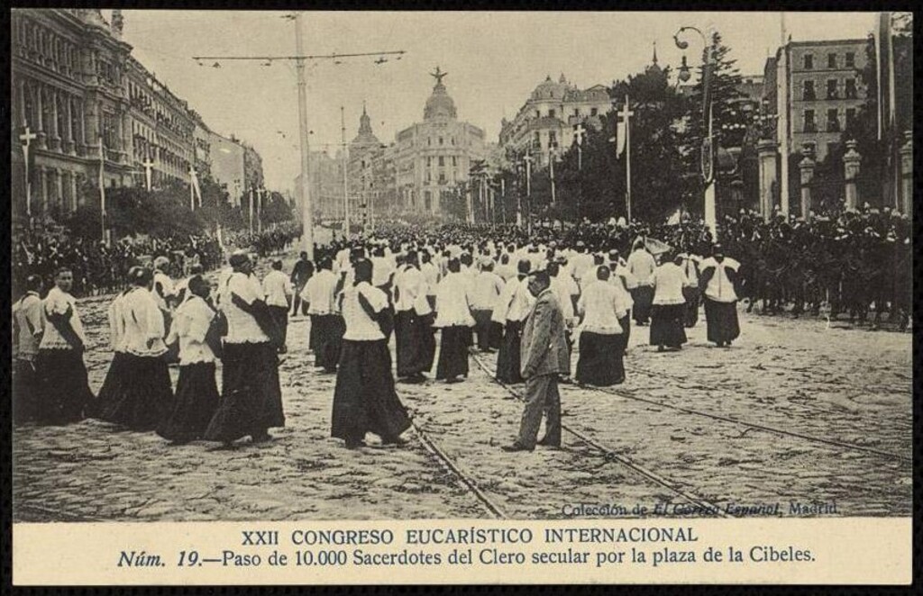 Miniatura de XXII Congreso Eucarístico. Paso de 10. 000 sacerdotes por la plaza de Cibeles